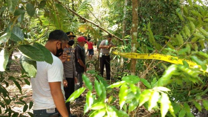 Polisi mengamankan TKP dua bocah tewas tenggelam di sungai Kelurahan Tumbang Tahai Kecamatan Bukitbatu Palangkaraya, Jumat (26/3/2021)