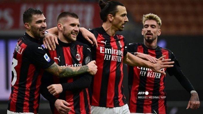 Penyerang AC Milan Ante Rebic (2ndL) merayakan gol bersama Alessio Romagnoli (kiri), Milan Zlatan Ibrahimovic dan Samuel Castillejo (kanan) setelah mencetak gol dalam pertandingan sepak bola Liga Italia Serie A melawan Crotone Minggu, 7 Februari 2021 di Stadion San Siro di Milan.