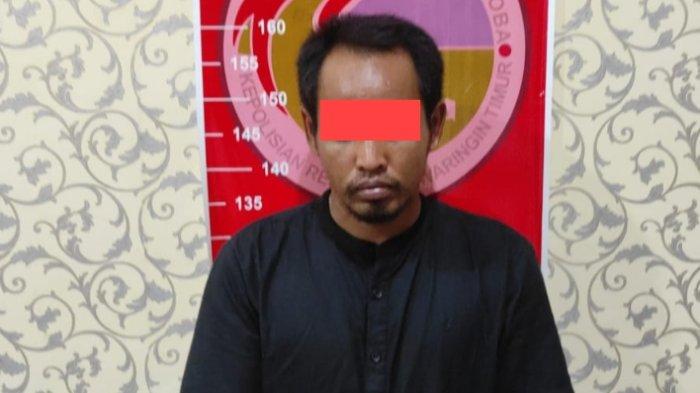 Tersangka Tindak Pidana Narkotika Utuh saat diamankan polisi .