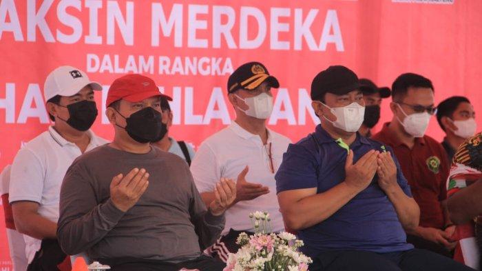 Kakanwil Kemenkumham Kalteng Ilham Djaya (kaus putih bertopi hitam) bersama Forkompimda Kalteng meninjau pelaksanaan vaksinasi massal Merdeka yang menyediaan 1.000 dosin vaksin Covid-19 untuk masyarakat di Bundaran Besar Palangkaraya, Minggu (7/11/2021)