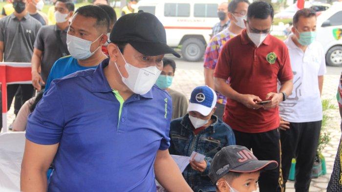 Wakil Gubernur Kalteng H Edy Pratowo bersama Forkompimda Kalteng termasuk Kakanwil Kemenkumham Ilham Djaya meninjau pelaksanaan vaksinasi massal Merdeka yang menyediakan 1.000 dosin vaksin Covid-19 untuk masyarakat di Bundaran Besar Palangkaraya, Minggu (7/11/2021)