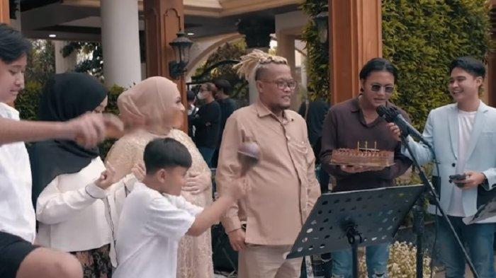 Sule dan Nathalie Holscher rayakan ulang tahun pernikahan yang pertama. Tampak serta Rizky Febian ikut merayakan