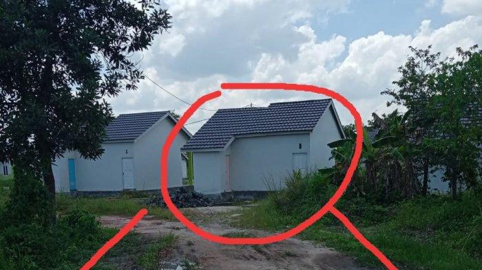 Suasana warga protes karena jalan ditutup untuk pembangunan perumahan.