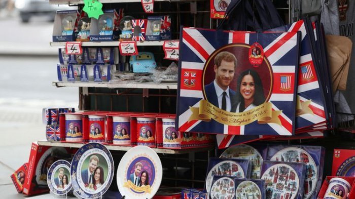 Pernik-pernik yang dijual untuk menandai pernikahan Pangeran Harry dan Meghan Markle, di sebuah toko di London.