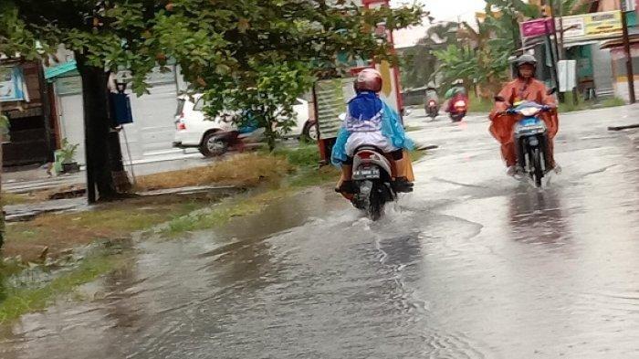 Sejumlah jalan dan halaman rumah warga Palangkaraya, Kalimantan Tengah, Rabu (4/12/2019) tergenang setelah hujan yang mengguyur kota cantik sejak dini hari hingga pagi.