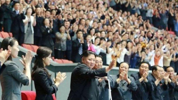 Pemimpin Korea Utara (Korut) Kim Jong Un melambai kepada para penampil Pentas Seni Massal (Mass Games) di Pyongyang Senin (3/6/2019).