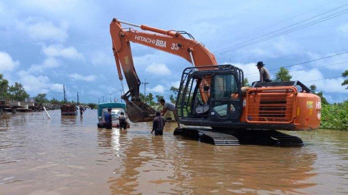 Jalan Trans Kalimantan Poros Tengah Desa Penda Barania Pulang Pisau, Kalimantan Tengah, mulai Minggu (12/9/2021) ditutup untuk kendaraan mobil, truk dan sejenisnya akibat banjir makin tinggi