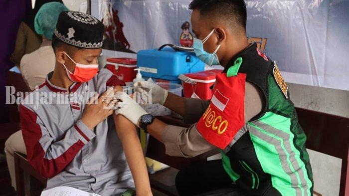 Wakapolda Kalteng, Brigjen Pol Ida Oetari pantau vaksinsi Covid-19 di Ponpes Hidayatul Insan Palangkaraya Kalteng.