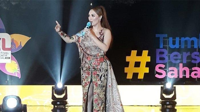 Zaskia Gotik di Malam Puncak Festival Kreatif Lokal 2021, di Kawasan Candi Borobudur, Jawa Tengah, Sabtu (13/11/2021).