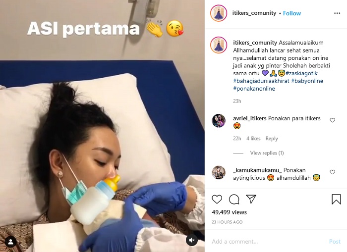 Zaskia Gotik saat menyusui buah hatinya pertama kali.