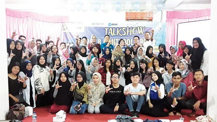 FOTO BERSAMA - Manajement LP3I, Pembicara dan para audience foto bersama setelah talkshow berlangsung.