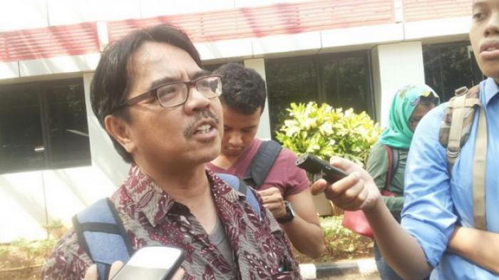 Dosen Universitas Indonesia, Ade Armando saat memenuhi panggilan polisi di Mapolda Metro Jaya pada Kamis (23/6/2016)