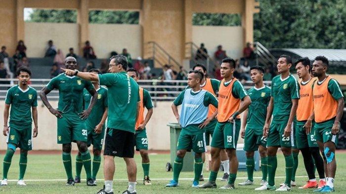 Aji Santoso memimpin latihan Persebaya Surabaya saat TC di Jogja, Selasa (21/01/2020)