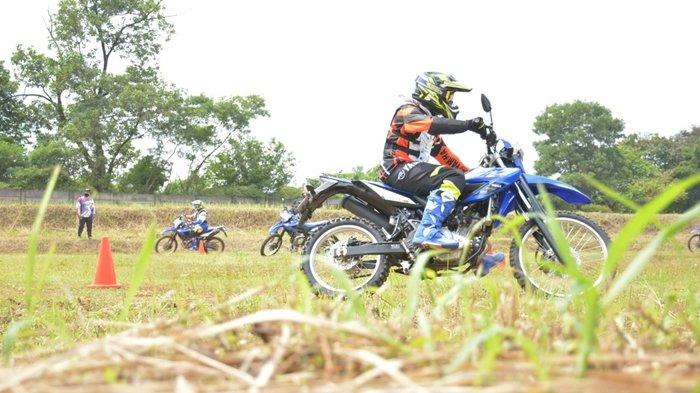 Asah skill riding offroad sambil seru-seruan menggunakan motor sport WR 155 R pada kegiatan Media Offroad School Experience di wilayah Bogor, Rabu 10 Maret 2021.