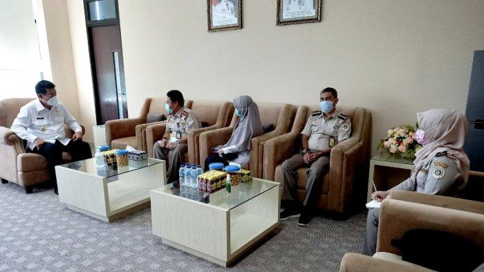 Jajaran Karantina Pertanian Tarakan dipimpin Kepala BKP Tarakan drh Akhmad Alfaraby Bersama Kepala Dinas Pertanian dan Ketahanan Pangan Kaltara Wahyuni Nuzband melakukan audensi dengan Wakil Gubernur Kaltara Yansen Tipa Padan.