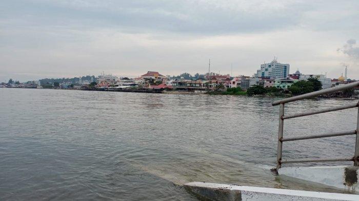Pasar Klandasan Balikpapan dilihat dari lautan pada Sabtu (13/2/2021). Rencananya, Pedagang Pasar Klandasan Balikpapan Disuntik Vaksin Covid-19 pada Jumat 26 Februari 2021. TRIBUNKALTIM.CO/BUDI SUSILO