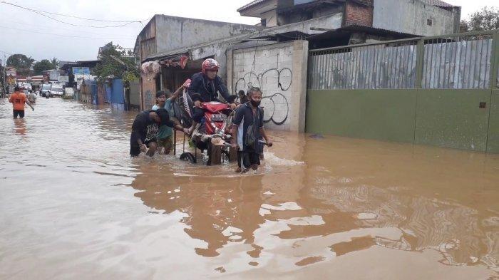 BANJIR JAKARTA - Banjir setinggi satu meter lebih merendam Perumahan Pondok Maharta, Kelurahan Pondok Kacang Timur, Pondok Aren, Tangerang Selatan (Tangsel), Sabtu (20/2/2021).