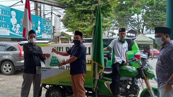 Bantuan sembako untuk warga terdampak pandemi Covid-19 di Balikpapan dari Pengurus Cabang NU Kota Balikpapan.