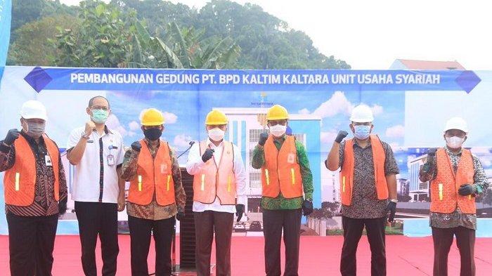 BATU PERTAMA - Gubernur Kaltim Isran Noor foto bersama Direktur Utama Bankaltimtara Muhammad Yamin beserta jajaran direksi dan Komisaris Utama Sulaiman Gafur, beserta anggota usai melakukan peletakan batu pertama pembangunan Gedung PT BPD Kaltimtara Unit Usaha Syariah di Jalan Kemakmuran, Samarinda, Rabu (11/11/2020).