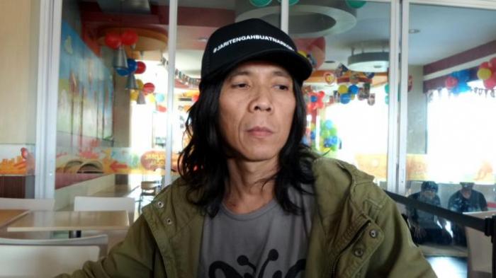 Drummer Bimo Setiawab Almachzumi alias Bimbim saat berbincang dalam acara peluncuran album D.O.A di kawasan Lenteng Agung, Jakarta Selatan, Rabu (29/6/2016).