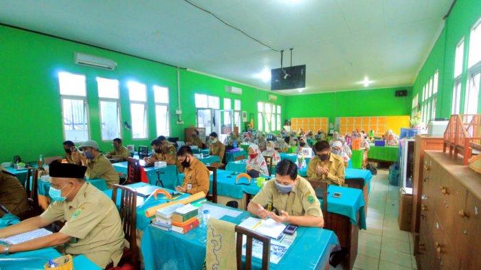 Pelaksanaan bimbingan teknis (Bimtek) di MTs Negeri 1 Balikpapan terkait Program Madrasah Riset.