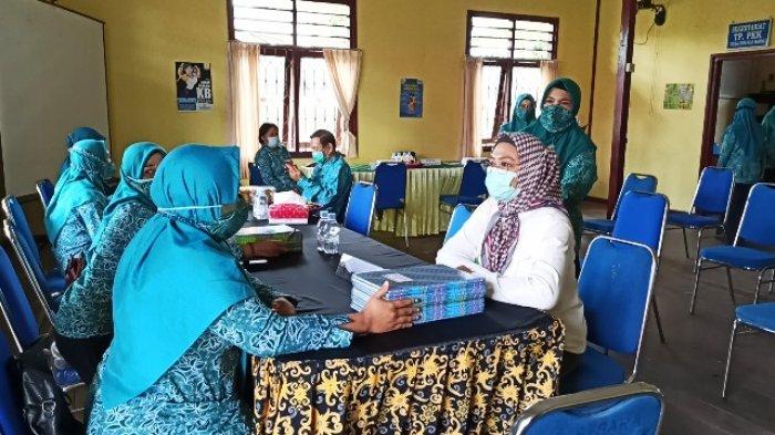 KUNJUNGAN - Suasana Tim BKKBN Provinsi Kaltim melakukan kunjungan lapangan Lomba Kesatuan Gerak PKK-Bangga Kencana Kesehatan Tk.Provinsi Kalimantan Timur Tahun 2020 di Rukun Tetangga (RT) 05 Dusun II Kecamatan Sangatta Utara