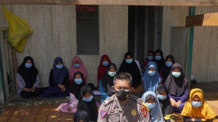Brigadir Polisi Apriliando menjadikan rumahnya sebagai tempat isolasi mandiri bagi belasan santri. Para santri ini sebelumnya kontak dengan santri lainnya yang terpapar Covid-19. Belasan santri dari Pondok Pesantren Yayasan Hubbul Yatama Wal Masakin dinyatakan negatif dan menjalani isolasi mandiri. DOKUMENTASI/PRIBADI