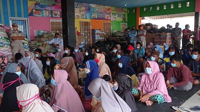 BANTUAN - Bupati Nunukan Asmin Laura resmi menutup posko tanggap darurat bencana kebakaran rumah di Nunukan yang terjadi sepekan lalu di Inhutani, RT 08 dan RT 10, Kelurahan Nunukan Utara, Kalimantan Utara, Minggu (17/01/2021) pagi.