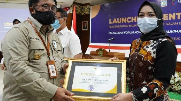 Owner Cake Salakilo menerima penghargaan karena menerapkan protokol kesehatan dengan disiplin di lokasi usahanya.