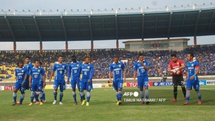 Foto diambil pada 27 Mei 2015, pemain Persib Bandung berjalan di lapangan sebelum pertandingan mereka melawan klub Hong Kong Kitchee pada babak 16 besar Liga Champions Asia (AFC) di Bandung. Setelah itu, pada 30 Mei, FIFA menangguhkan sepakbola Indonesia setelah pemerintah berusaha untuk menggulingkan PSSI, krisis terbaru yang melanda olahraga di Indonesia. Keputusan itu membuat tim Indonesia tidak lagi dapat ambil bagian dalam sepak bola dunia, dan terjadi kurang dari dua minggu sebelum negara itu akan memulai pertandingan kualifikasi untuk Piala Dunia 2018.