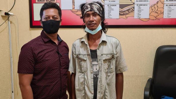 Dariarto (baju hem putih) bersama Kanit Reskrim Polsek Sungai Kunjang Ipda Rony Wibowo saat ditemukan Unit Reskrim Polsekta Sungai Kunjang, Rabu (15/11/2021) tadi sore. HO/POLSEK SUNGAI KUNJANG