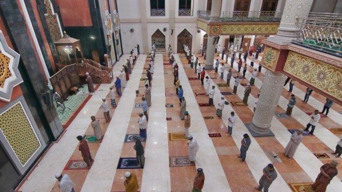 ILUSTRASI Sholat Tarawih berjamaah di masjid.