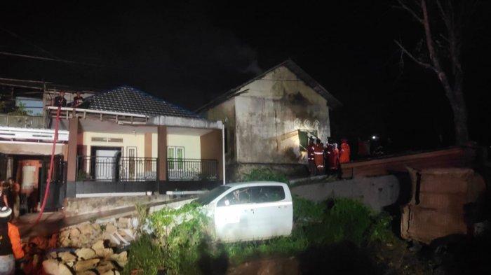 Disdamkar Kota Samarinda datang usai mendapatkan laporan kebakaran di Perum Bengkuring, Jalan Asparagus 6 No.76 RT.36, Kelurahan Sempaja Timur, Kecamatan Samarinda Utara, Kota Samarinda. HO/ Disdamkar Kota Samarinda