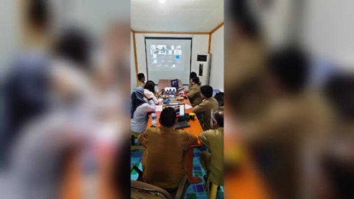 CAPAIAN - Disdukcapil Mahulu Saat mengikuti Rapat Koordinasi Nasional Kependudukan dan Pencatatan Sipil Ttahun 2020. Yang digelar secara virual melalui pertemuan itu terungkap Mahulu telah melewati Target Nasional., yang diberikan oleh Kemendagri Rabu (14/10).