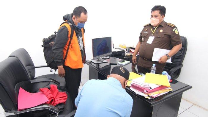 Staf Pegadaian Balikpapan berinisial DS sesaat digiring untuk dibawa dari Kejari Balikpapan ke Rutan Balikpapan, Kalimantan Timur pada Kamis (3/1/2022).