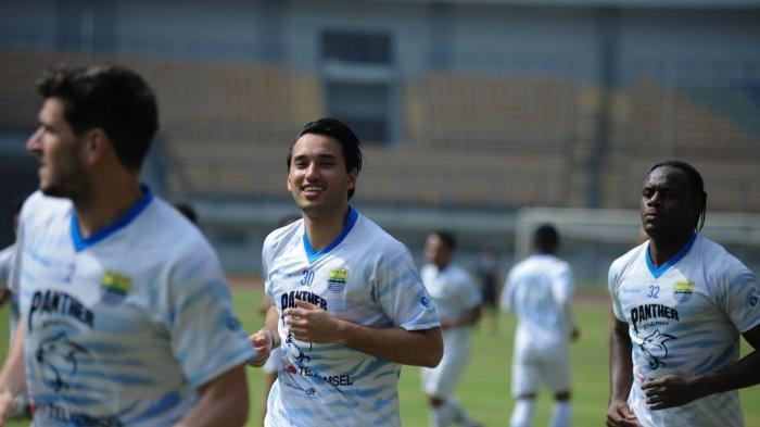 Ezra Walian pemain baru Persib Bandung ikut berlatih bersam tim