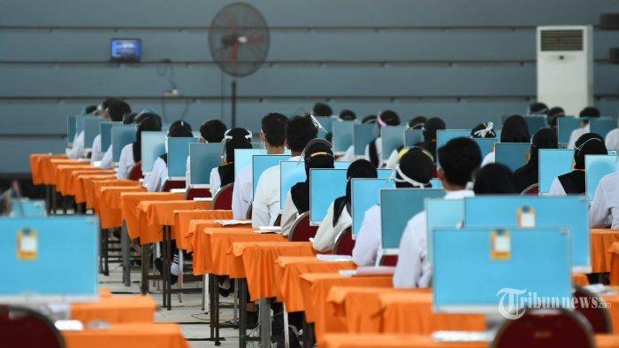 Peserta seleksi kompetisi bidang (SKB) bagi CPNS Pemkot Surabaya bersiap mengikuti tes di GOR Pancasila, Kota Surabaya, Jawa Timur, Selasa (22/9/2020). berikut formasi CPNS yang sepi peminat