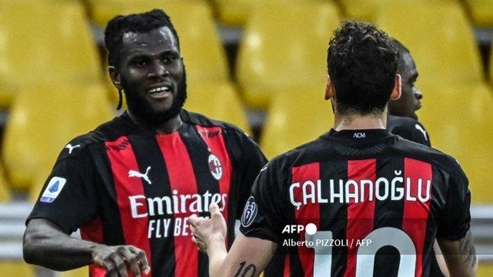 Gelandang AC Milan Pantai Gading Franck Kessie merayakan setelah mencetak gol kedua selama pertandingan sepak bola Serie A Italia Parma vs AC Milan pada 10 April 2021 di stadion Ennio-Tardini di Parma.
