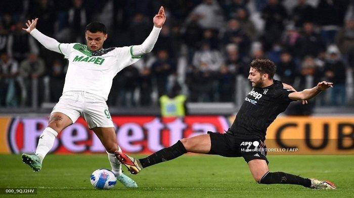 Gelandang Juventus Italia Manuel Locatelli (kanan) menjegal pemain depan Sassuolo Italia Gianluca Scamacca selama pertandingan sepak bola Serie A Italia antara Juventus dan Sassuolo pada 27 Oktober 2021 di stadion Juventus di Turin.