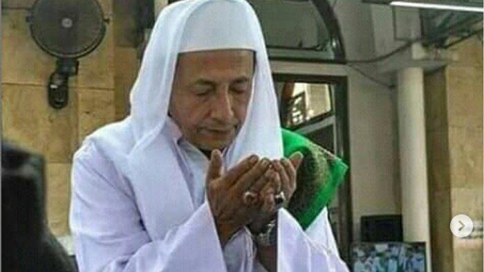 Habib Luthfi bin Yahya tengah berdoa