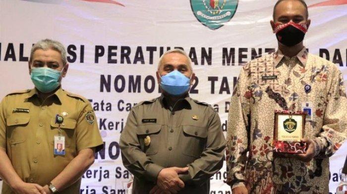 FOTO BERSAMA - Gubernur Kaltim Isran Noor foto bersama Asisten Bidang Administrasi Umum H Fathul Halim dan rarasumber Evan Fardianto usai membuka Sosialisasi Peraturan Menteri Dalam Negeri (Permendagri) Nomor 22/2020 tentang Tata Cara Krja Sama Daerah dengan Daerah Lain.