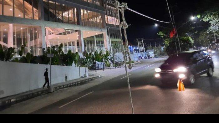 WASPADA KABEL MENJUNTAI - Pengguna jalan agar waspada ada kabel yang menjuntai dikhawatirkan membahayakan pengendara di jalan Niaga Timur dekat Hotel Mercure dan eks bangunan Plaza, Kota Samarinda Kalimantan Timur, Kamis(15/4/2021). TRIBUNKALTIM.CO, NEVRIANTO HARDI PRASETYO