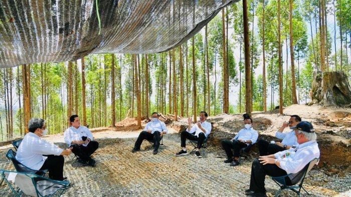 Joko Widodo berada di depan tenda di lokasi Titik Nol Ibu Kota Negara (IKN) Nusantara, Senin (14/3/2022) malam.