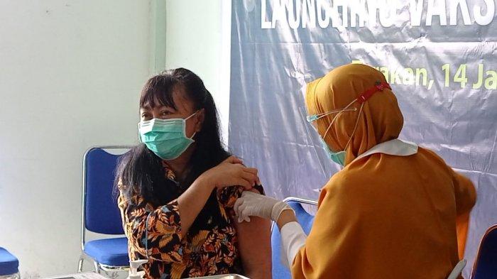 Juru bicara Gugus Tugas Penanganan covid-19 Kota Tarakan, dr Devi Ika Indriarti saat disuntik vaksin sinovac. TRIBUNKALTIM.CO/RISNAWATI