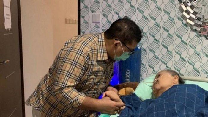 Kabar duka datang dari Wakil Ketua Umum DPP Partai Gerindra, Fadli Zon. Ibunda dari Fadli Zon, Ellyda Yatim binti Muhammad Yatim meninggal dunia pada Jumat (19/2/2021) siang ini.