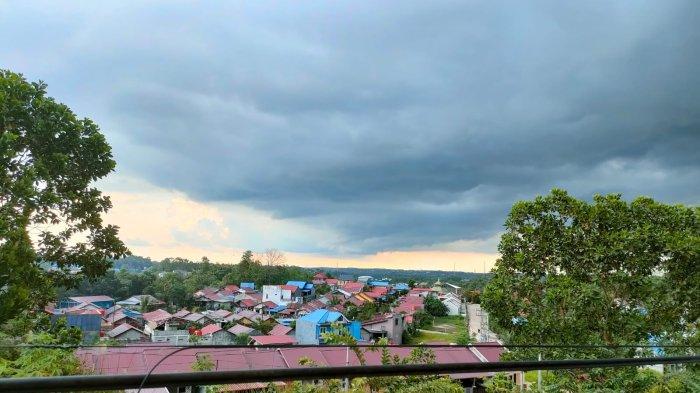 Cuaca mendung mengental pada alam Gala Puncak, Kalimantan Timur.