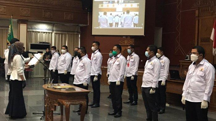 Ketua Kadin Provinsi Kalimantan Timur Dayang Donna Faroek melantik pengurus Kamar Dagang dan Industri (Kadin) Kabupaten Kutai Timur periode 2020-2025 .