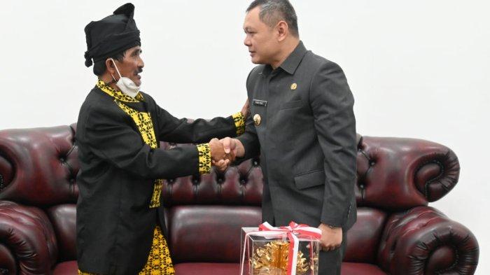 Bupati Paser, Fahmi Fadli saat menerima kunjungan dari Ketua Masyarakat Hukum Adat (MHA) Mului Jidan, penerima penghargaan Kalpataru kategori Penyelamatan Lingkungan, yang berlangsung di Pendopo Kabupaten Paser, Jumat (22/7/2022).