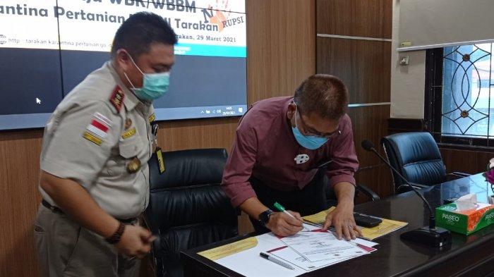Penandatanganan pencanangan pembangunan zona integritas menuju WBK dan WBBM di Aula BKP Kelas II Tarakan.