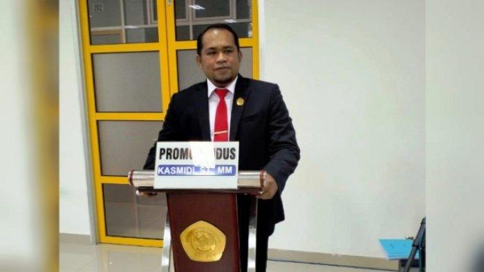 PERTAHANKAN DISERTASI - Plt BupatiKutai Timur Kasmidi Bulang dinyatakan lulus saat mempertahankan disertasi doktornya berjudul